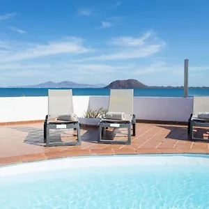 Villa Beachfront Remos: Lobos Island View & Private Pool, Corralejo